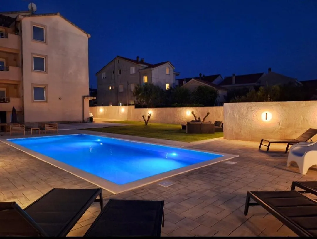Lucy Apartments With Heated Pool & Free Private Parking Задар
