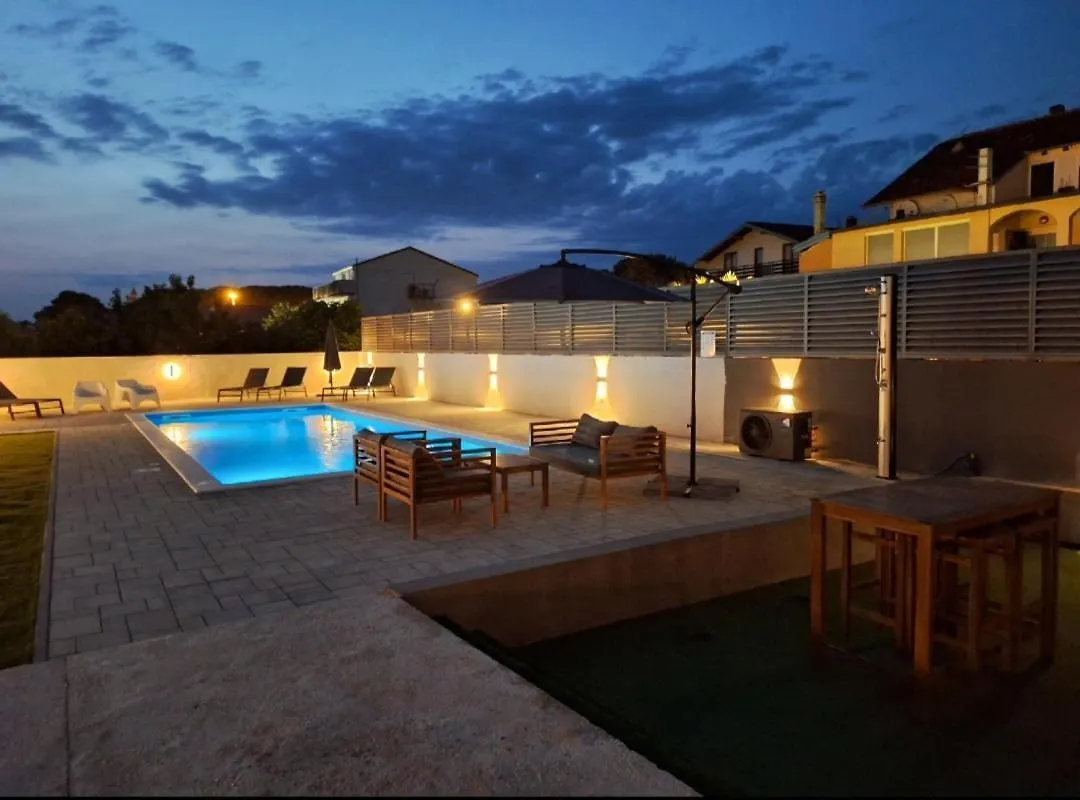 Lucy Apartments With Heated Pool & Free Private Parking Zadar