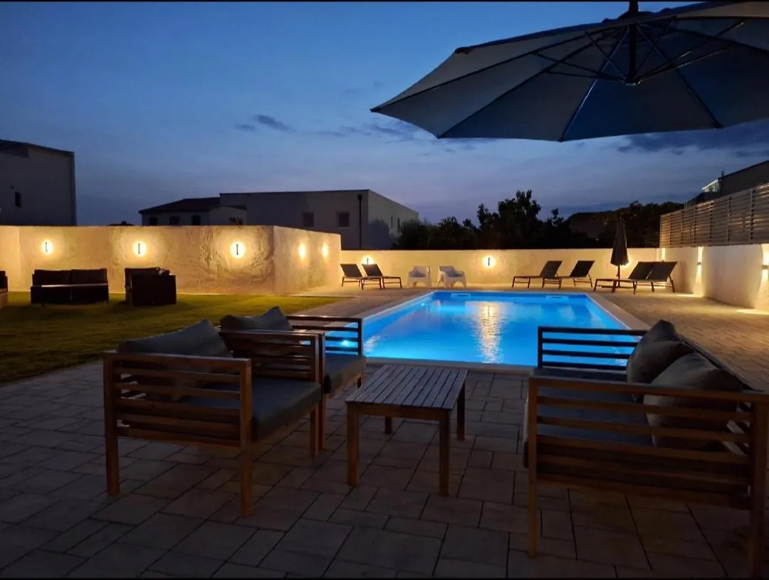 Lucy Apartments With Heated Pool & Free Private Parking Zadar