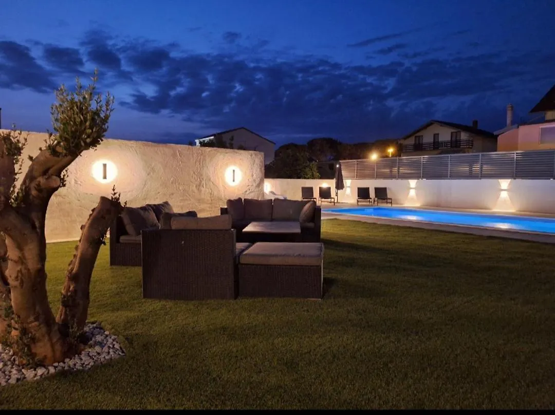 Lucy Apartments With Heated Pool & Free Private Parking Zadar